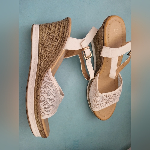 Pretty White Lace Wedge Sandals sz 10 - Picture 4 of 5